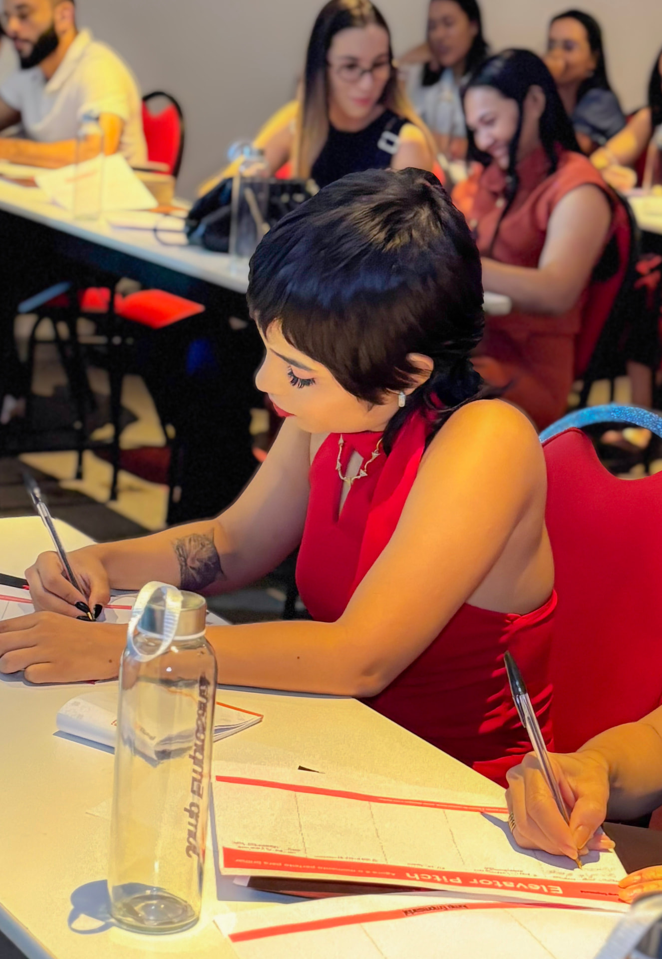 Participante durante a dinâmica Elevator Pitch